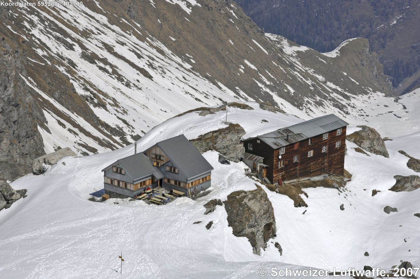 Cabane de Prafleuri (CAS) auf 2662 m Höhe zwischen Pointe d'Allèves und Mont Blâva, unweit Grande Dixence und der Rosa Blanche; an der Walliser Haute Route gelegen. (1)